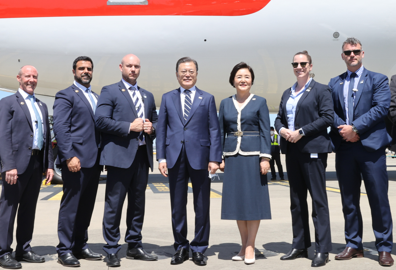 President Moon Jae-in (C) and his wife, Kim Jung-sook, pose with Australian security guards at Sydney Kingsford Smith Airport on Wednesday, prior to their departure for Seoul after a four-day state visit to Australia. (Yonhap)