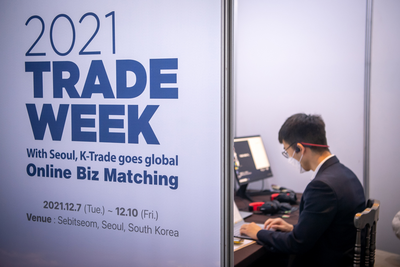 An employee from a local SME holds a meeting with a foreign buyer at the Trade Week 2021‘s Online Biz Matching session. (Trade Week 2021 Organizing Committee)