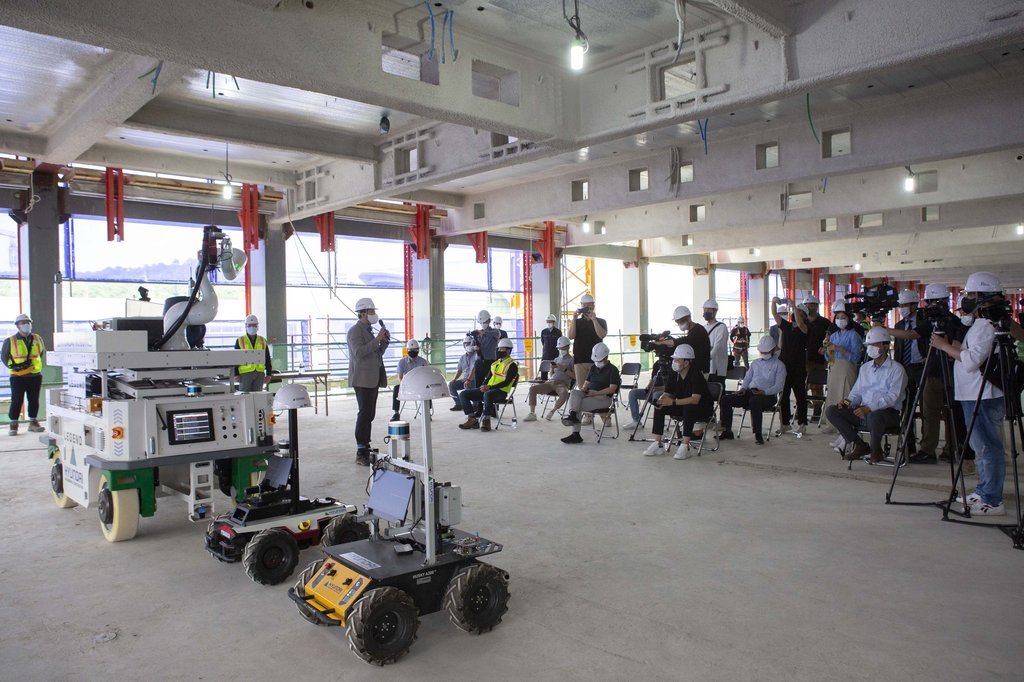 An event demonstrating the use of robots at construction sites is under way at a Hyundai E&C research center in Seongnam, south of Seoul, in this photo provided by the builder. (Hyundai E&C)