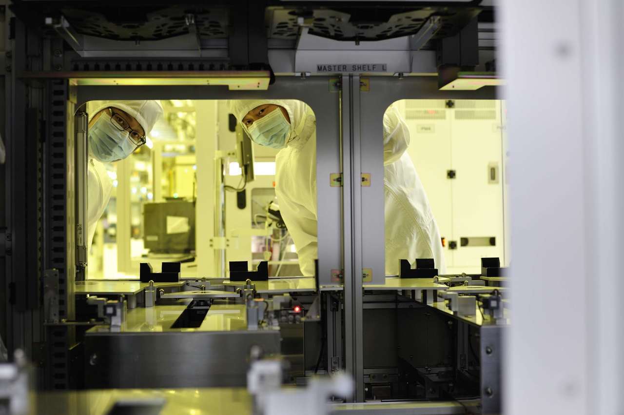 Engineers look into a chip manufacturing process at SK hynix's fab in Icheon, Gyeonggi Province. (SK hynix)