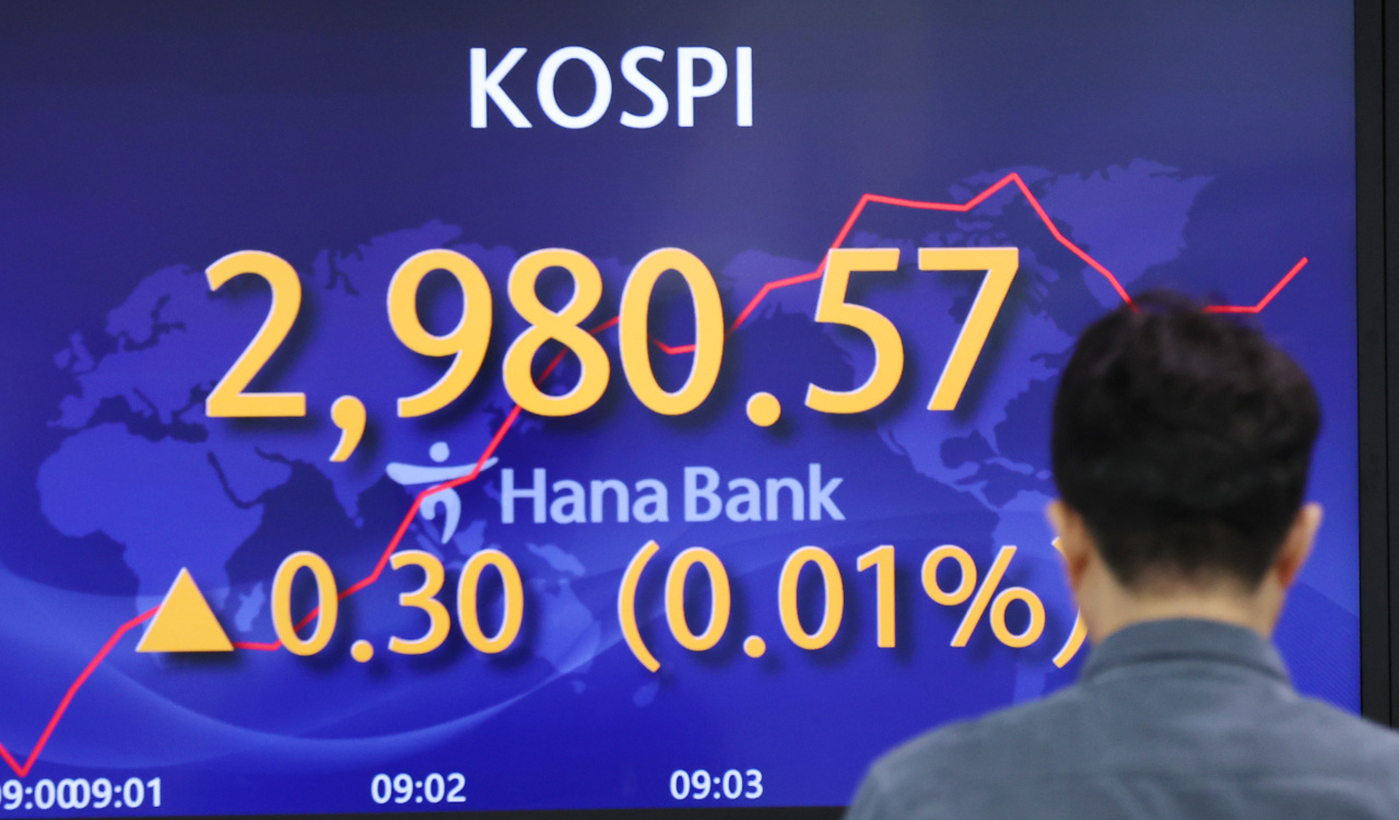 The benchmark Korea Composite Stock Price Index (Kospi) figures are displayed at a dealing room of a local bank in Seoul, Wednesday. (Yonhap)