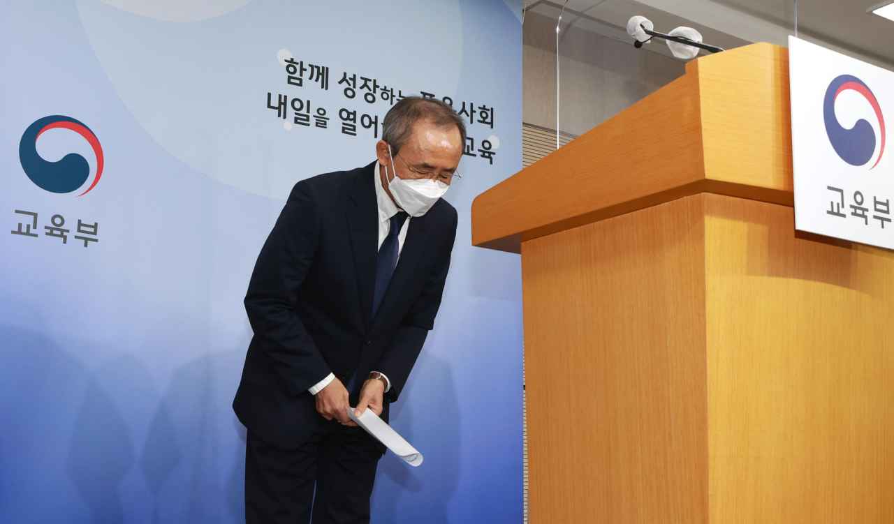 Gahng Tae-joong, head of the Korea Institute for Curriculum and Evaluation, makes an apology during a press breifing held in Sejong, Wednesday (Yonhap) 