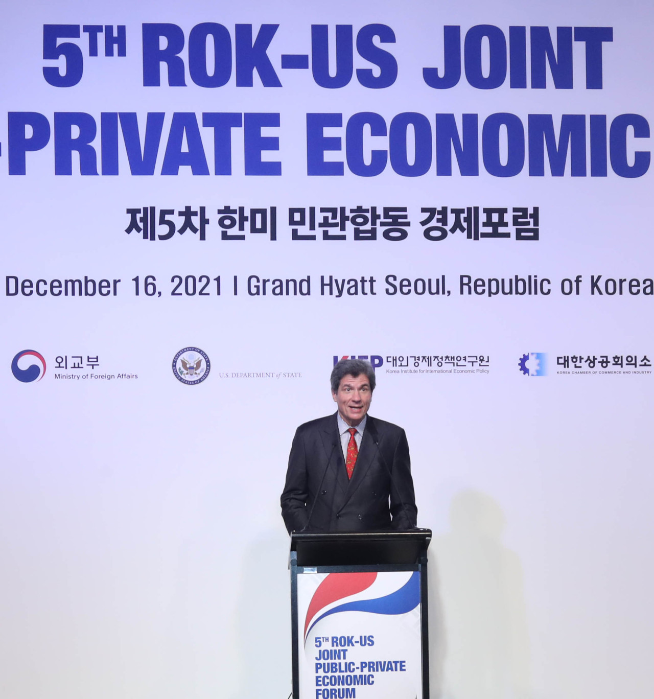 Jose W. Fernandez, the US undersecretary for economic growth, energy, and the environment, speaks at the fifth ROK-US Joint Private Economic Forum held Thursday in Seoul. (KCCI)