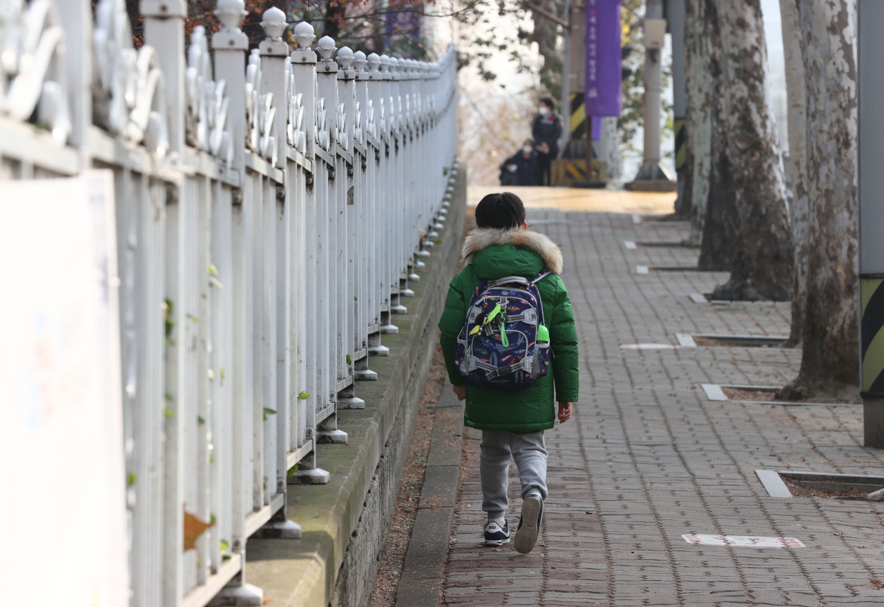 This photo shows an elementary school student going home on Thursday. (Yonhap)