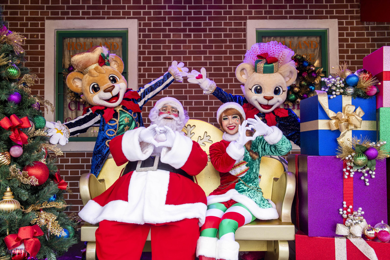 A photo time with Santa is offered at the “Christmas market” at Everland in Yongin, Gyeonggi Province (Everland)