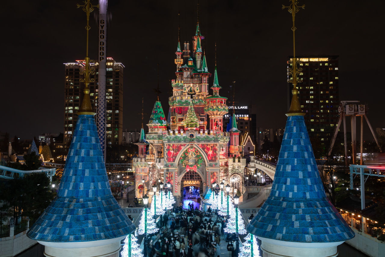 Mastic Castle that turned into Christmas tree at Lotte World in Songpa-gu, Seoul (Lotte World Adventure)