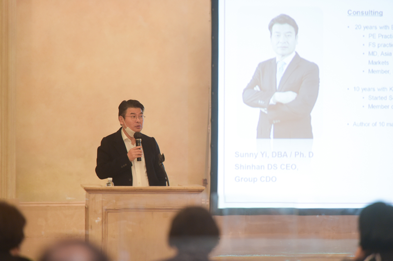 Shinhan Financial Group’s Chief Digital Officer Sunny Yi speaks during The Korea Herald Eurasian Economic and Cultural Forum held at The Raum in Seoul on Wednesday. (The Korea Herald)