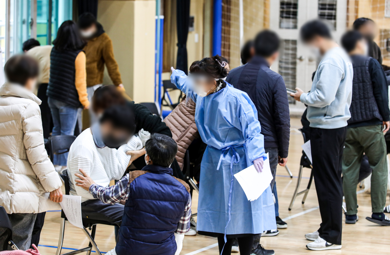 Students wait to get COVID-19 vaccine shots at a school in Daegu, about 302 kilometers south of Seoul, on Thursday. (Yonhap)