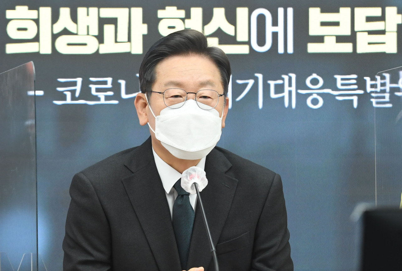 Lee Jae-myung, the presidential nominee of the ruling Democratic Party, speaks at a COVID-19 response meeting at the party headquarters in Seoul on Friday. (Yonhap)