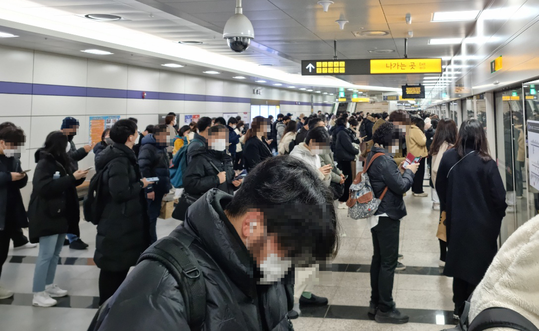 Passengers wait in line for a subway train at Gunja station, Seoul on Dec. 3. (Yonhap)