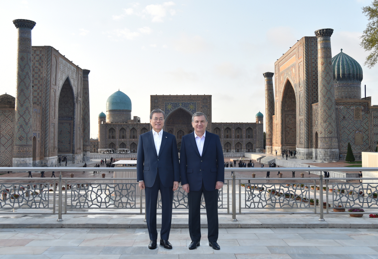 Uzbekistan President Shavkat Mirziyoyev (right) and South Korea President Moon Jae-in meet in Samarkand, Uzbekistan, in April 2019. (Uzbekistan Embassy in Seoul)