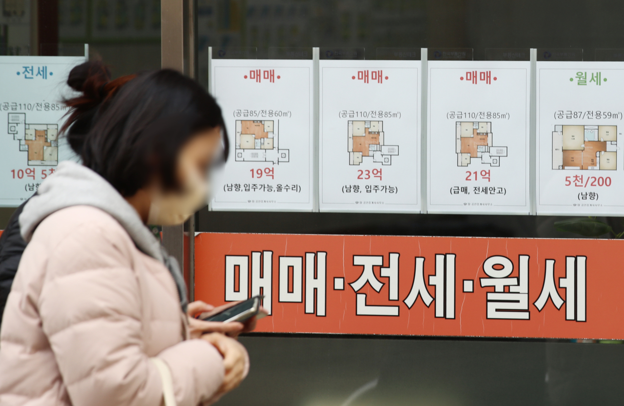 Advertisements on the window of a real estate agency in Seoul indicate that asking prices of some apartment units in the district hovers 2 billion won ($1.7 million) as of Wednesday. (Yonhap)