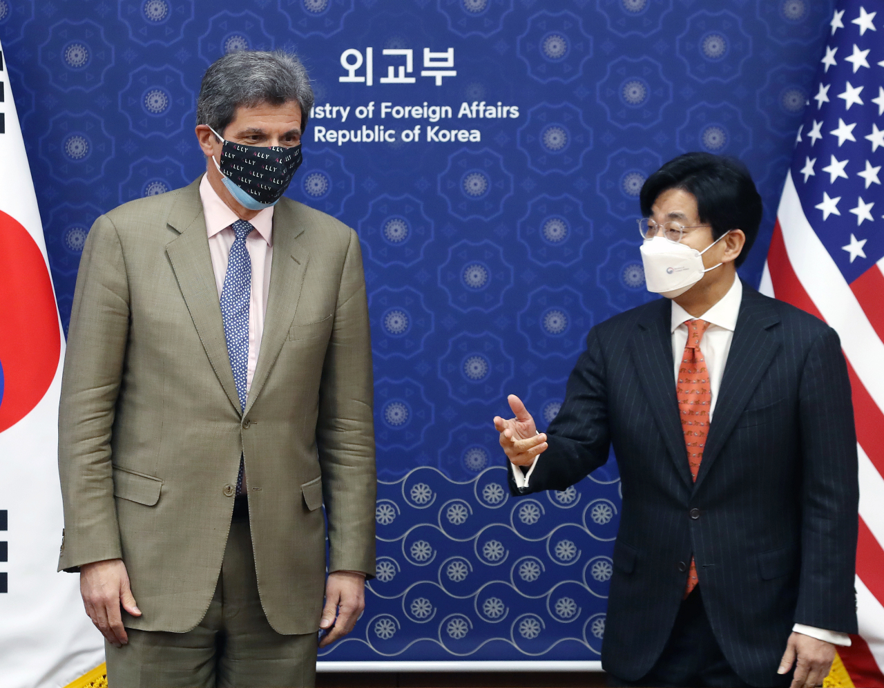 South Korea's Second Vice Foreign Minister Choi Jong-moon (right)and Jose Fernandez, US undersecretary of state for economic growth, energy and the environment, pose for a photo as they meet for the sixth Senior Economic Dialogue held in Seoul on Friday. (Yonhap)