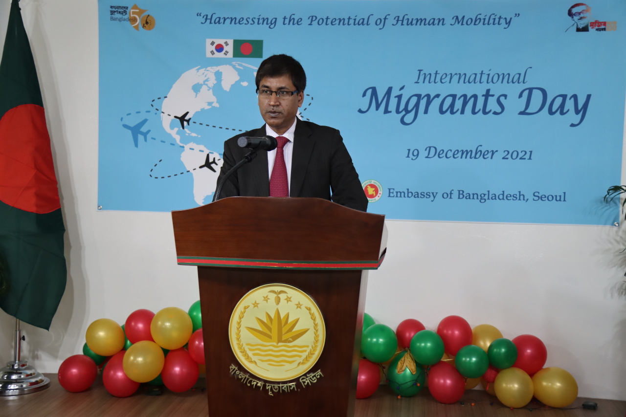 Bangladesh Ambassador to Korea Delwar Hossain delivers remarks at an event to mark International Migrants Day in Seoul, organized by the Bangladesh Embassy on Sunday.