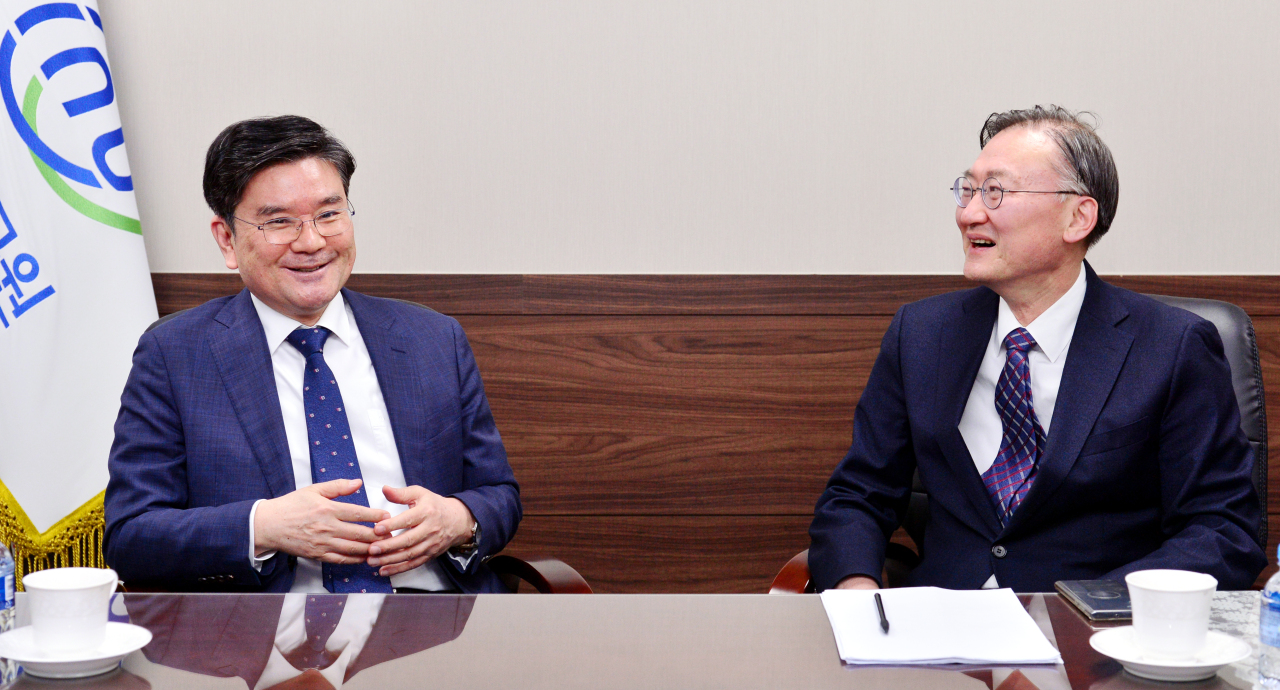 Korea Institute for National Unification President Koh Yu-hwan (left) speaks with professor Hwang Jae-ho in Seoul. (Park Hyun-koo/The Korea Herald).