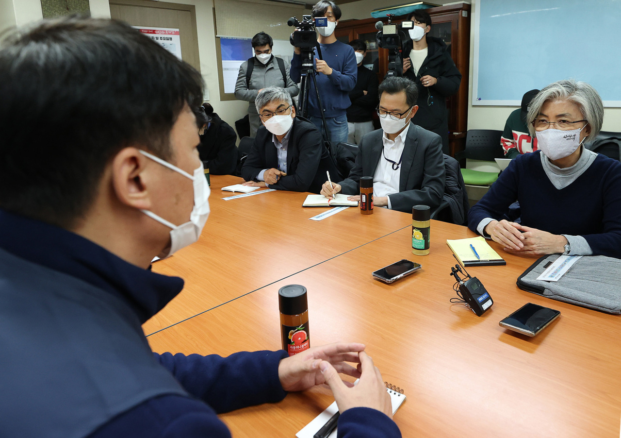 This Dec. 15, 2021, file photo shows former Foreign Minister Kang Kyung-wha (R) talking with Yang Kyung-soo, the head of the Korean Confederation of Trade Unions to ask for the group's support for her bid to become the next director-general of the International Labor Organization. (Yonhap)