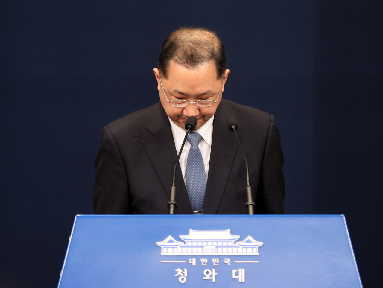 Kim Jin-kook, senior presidential secretary for civil affairs, has resigned on Tuesday after his son was said to have used Kim’s authority in finding jobs. (Yonhap)