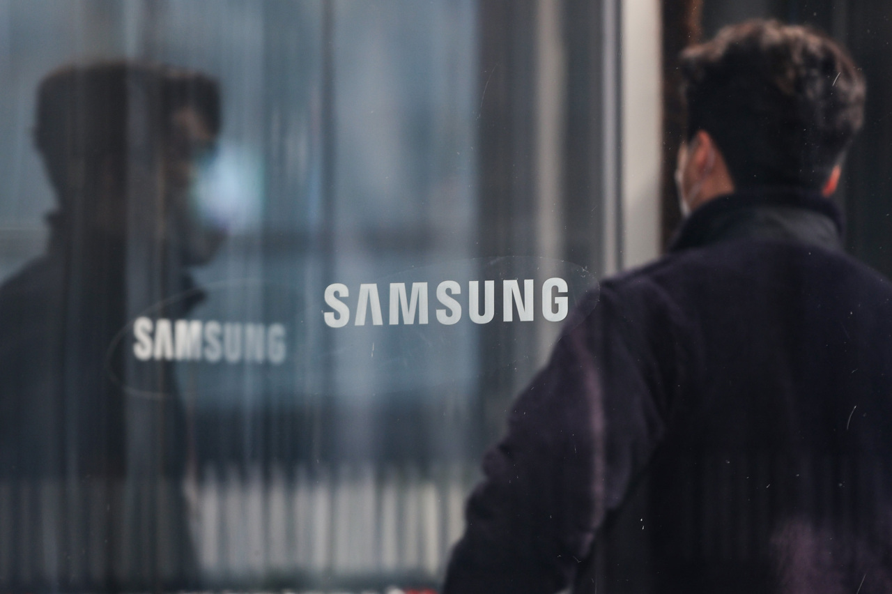 A man enters the headquarters of Samsung Electronics Co. in southern Seoul on Dec. 7, 2021. (Yonhap)
