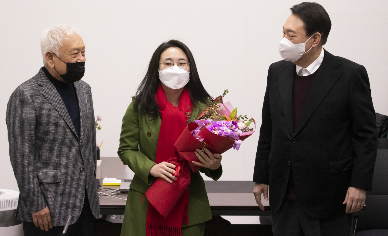 Shin Ji-ye (center) is named senior deputy chair of the Saesidae Preparatory Committee at the committee’s office in Seoul on Monday. (Yonhap)