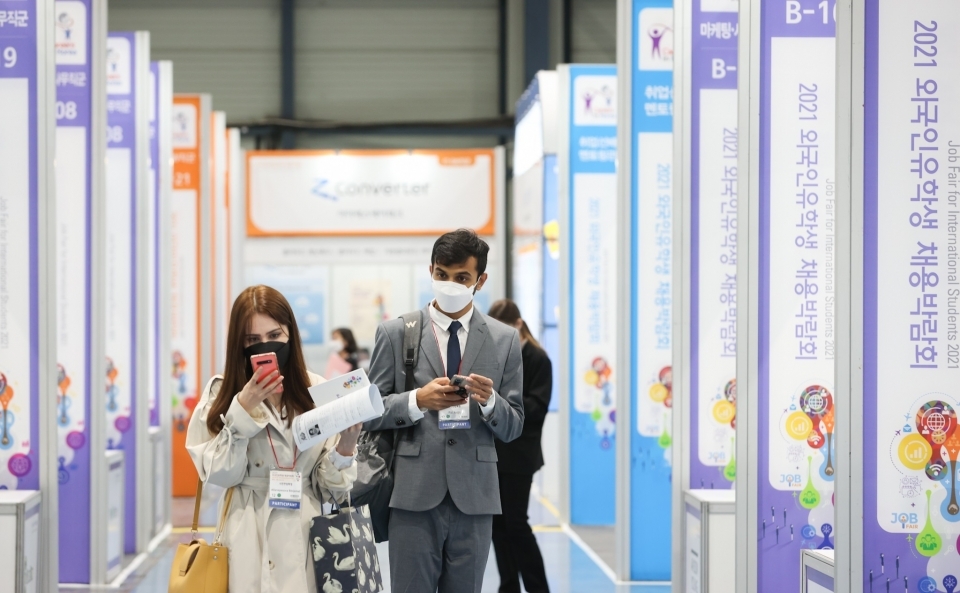 A job fair for foreign students, hosted by the Ministry of Trade, Industry and Energy, is held in Seoul in October 2021. (Kotra)