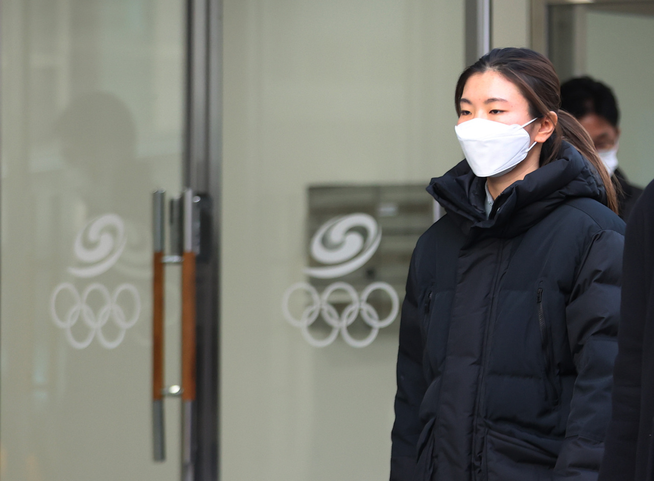 Short-track speed skater Shim Suk-hee is seen walking out of the Korea Skating Union headquarters in Seoul after a disciplinary meeting held Tuesday. (Yonhap)