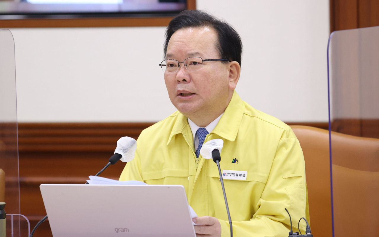 Prime Minister Kim Boo-kyum speaks during a COVID-19 response meeting of the Central Disaster and Safety Countermeasures Headquarters at the government complex in Seoul on Wednesday. (Yonhap)