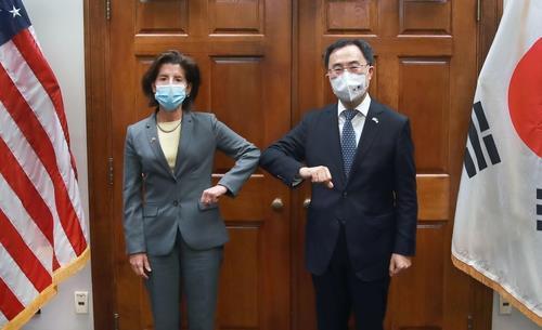 South Korea's Industry Minister Moon Sung-wook (R) and US Commerce Secretary Gina Raimondo pose for a photo ahead of their meeting in Washington on Nov. 9, 2021, in this photo provided by Moon's office. (Moon's office)