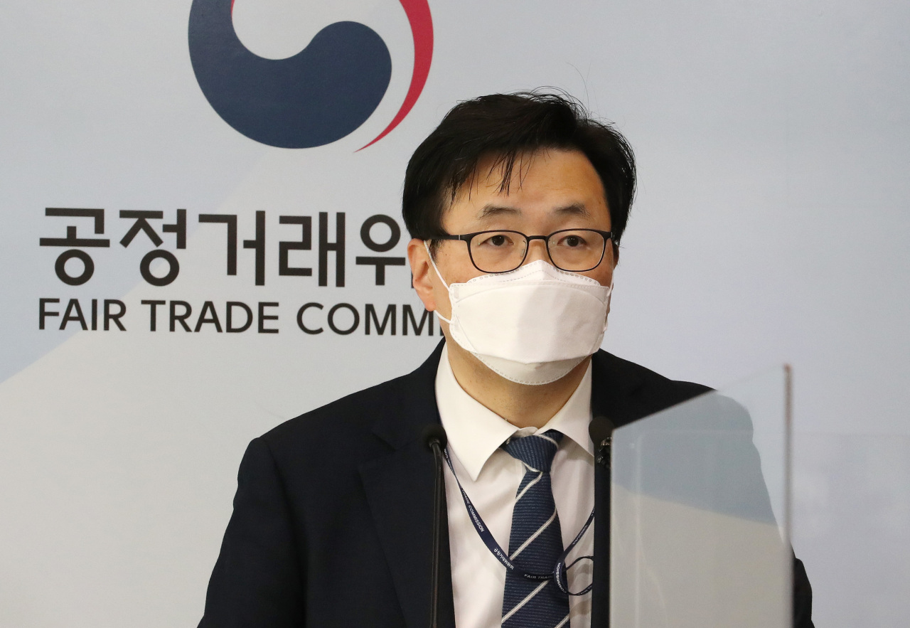 Yook Sung-kwon, FTC director on business group policy, holds a briefing to explain their decision to fine SK Inc. and SK Group Chairman Chey Tae-won. (Yonhap)