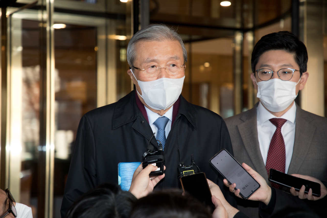 Kim Chong-in, chief of the People Power Party’s presidential election campaign, speaks with the press after meeting with the party’s Chairman Lee Jun-seok, at a hotel in central Seoul, Wednesday. (Yonhap) 