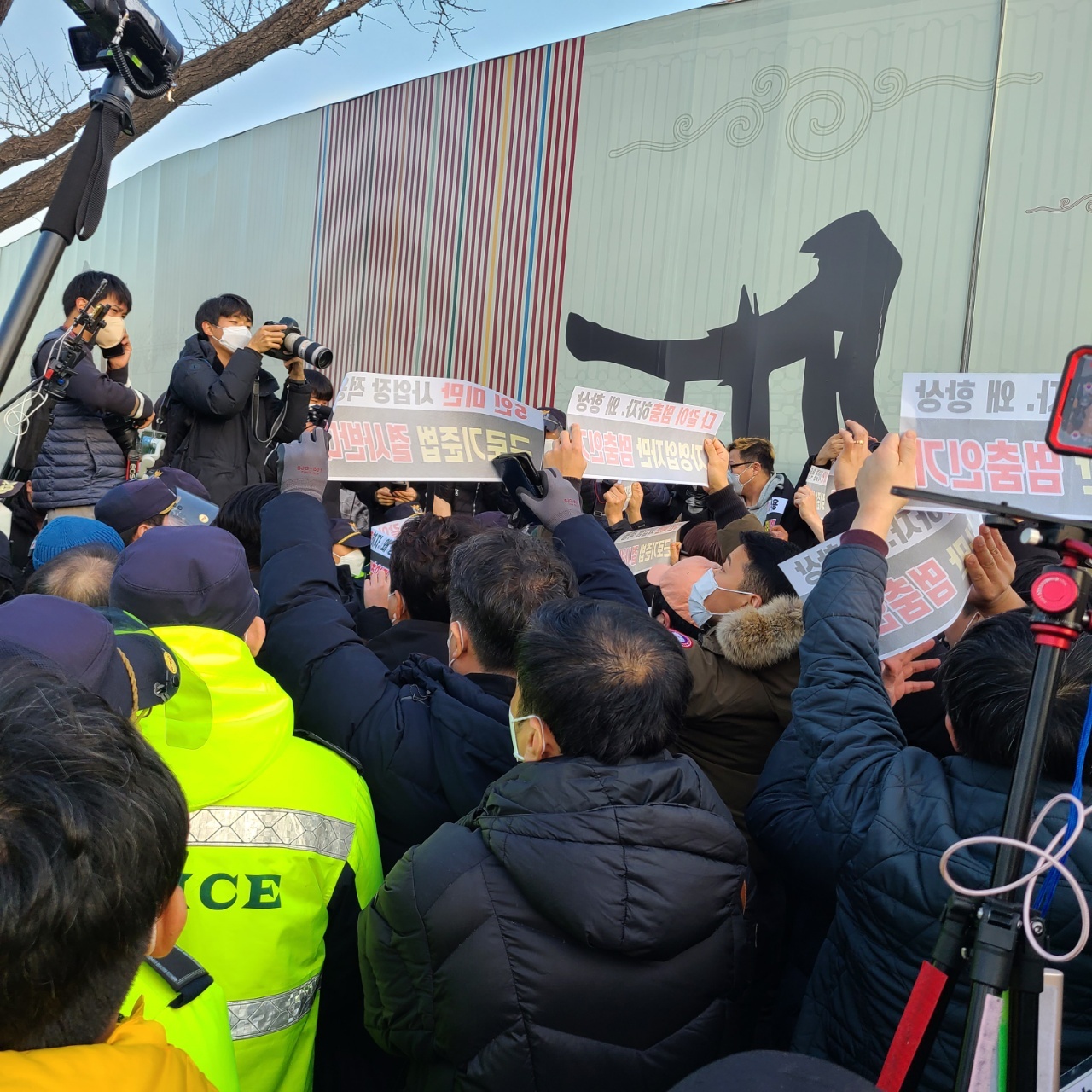 Protestors demanding entry clash with the police at barricades surrounding a protest held in Gwanghwamun, central Seoul, Wednesday. (The Korea Herald/Kang Jae-eun)