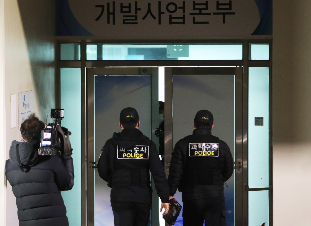 Police conduct a forensic examination of Seongnam Development Corp. after Kim Moon-ki, head of the development division of the company, was found dead in the office Tuesday. (Yonhap)