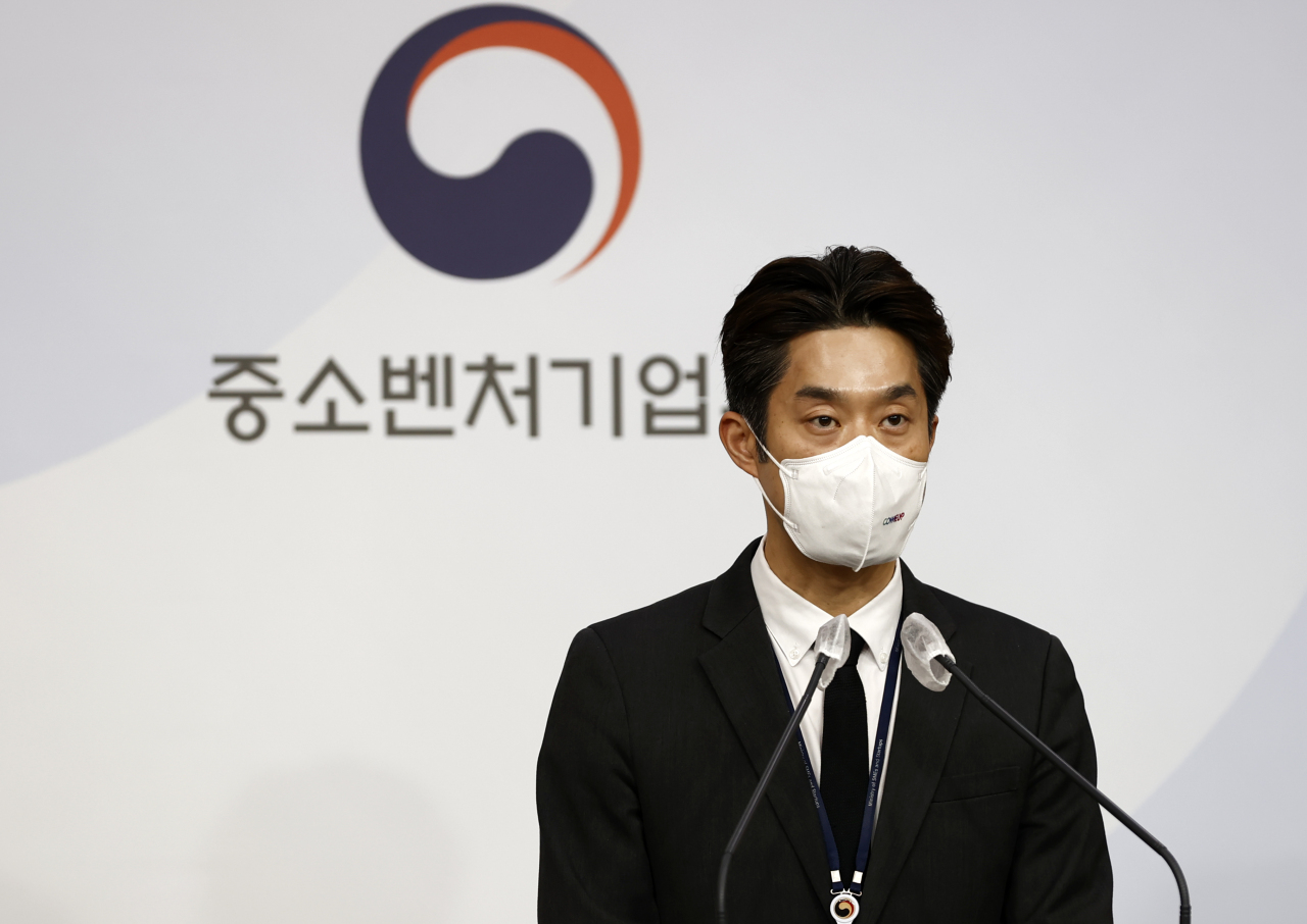 An official from the Ministry of SMEs and Startups speaks to the press. (Yonhap)