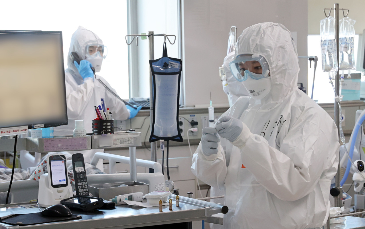 Medical workers in protective gear work at NHIS Ilsan Hospital, a medical facility only for patients infected with the new coronavirus, in Goyang, northwest of Seoul, on Wednesday. (Yonhap)