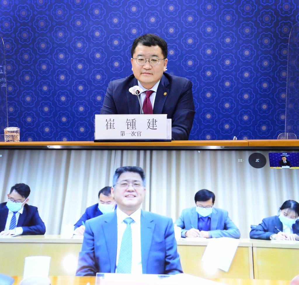 This file photo, released by Seoul's foreign ministry on Thursday, shows South Korea's First Vice Foreign Minister Choi Jong-kun (top) holding a virtual conference with China's Vice Foreign Minister Le Yucheng. (Seoul's foreign ministry)