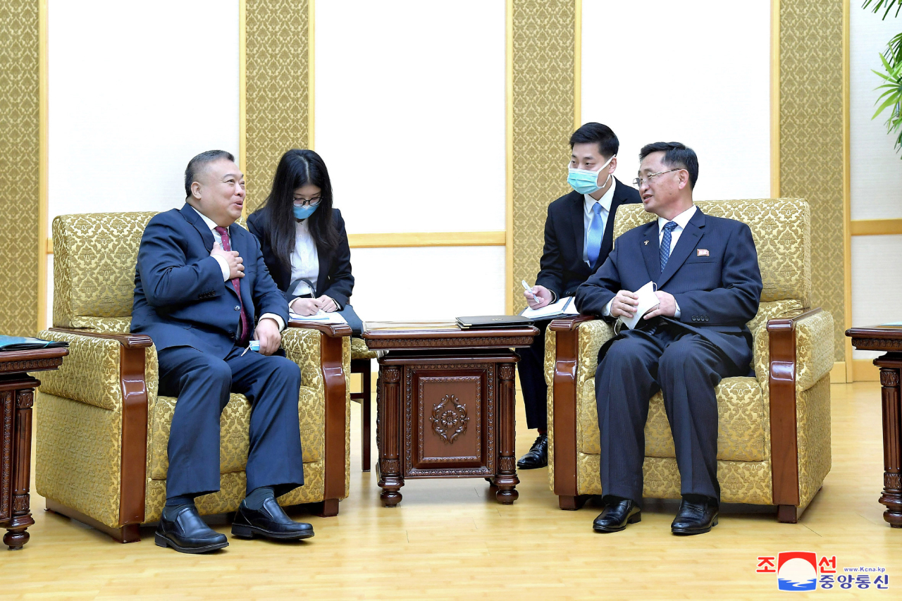 North Korean Premier Kim Tok-hun (R) talks with outgoing Chinese Ambassador to North Korea Li Jinjun during their meeting at the Mansudae Assembly Hall in Pyongyang on Wednesday, in this photo released by the North's official Korean Central News Agency. Li, who was to return home after serving in the job for six years and nine months, has become the longest-serving Chinese envoy to Pyongyang as the nation has cut off traffic to and from China and Russia since early last year due to fears over the global spread of the coronavirus pandemic. (KNCA-Yonhap)