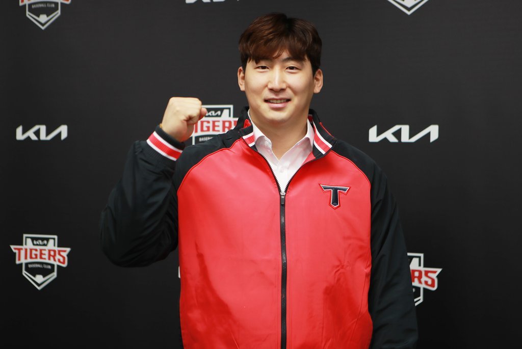 New Kia Tigers' outfielder Na Sung-bum poses for a photo after signing a six-year free agent contract with the team on Thursday, in this photo provided by the Tigers. (Kia Tigers)