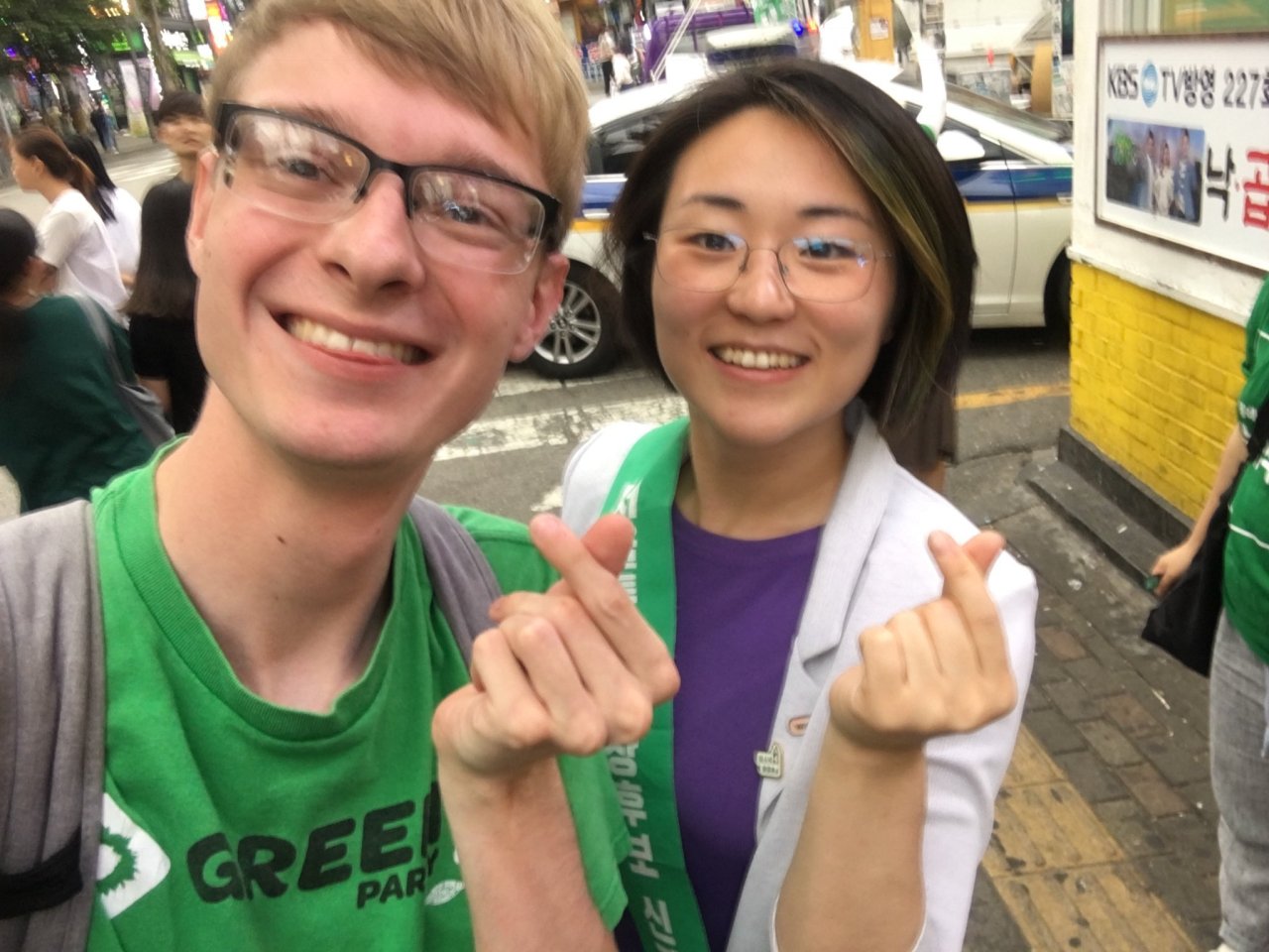 American Green Party member Austin Bashore pictured next to 31-year-old politician Shin Ji-ye on June 9, 2018 in Mapo during her run for mayor. (Austin Bashore)