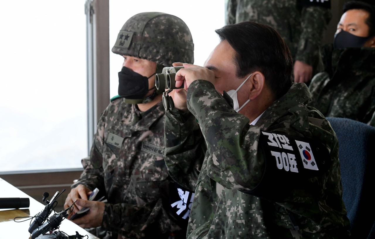 Yoon Suk-yeol, presidential candidate of the main opposition People Power Party, looks at the North Korean side with binoculars during his visit to the Baekgol observation post at the South Korean Army’s 3rd Infantry Division in Cheorwon, Gangwon Province. (Yonhap)