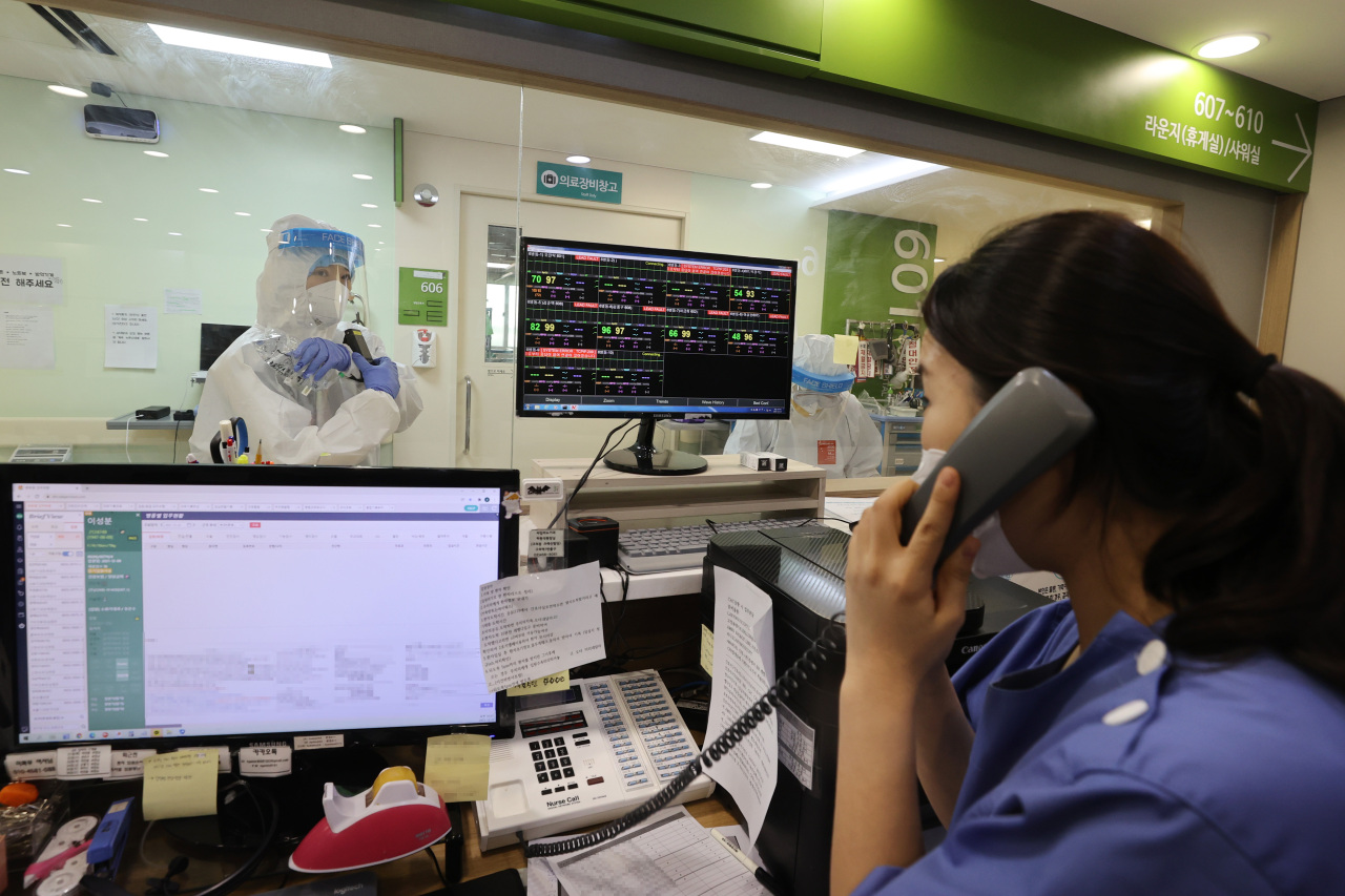 This photo taken Thursday shows COVID-19 medical personnel at a hospital in Gwangjin, Seoul`s eastern district. On this day 85.1 percent of all intensive care COVID-19 beds remained occupied in Seoul area. (Yonhap)