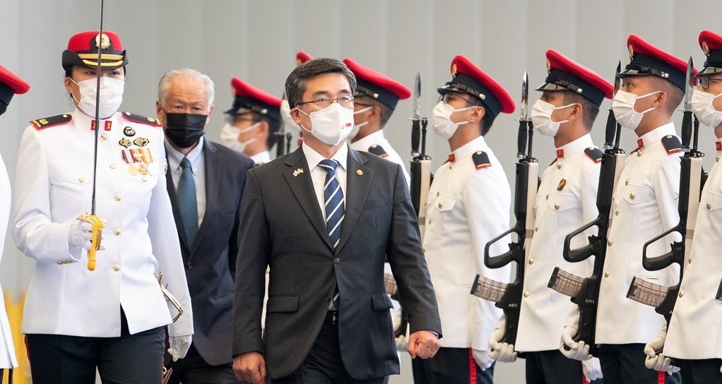 South Korean Defense Minister Suh Wook inspects honor guards at the headquarters of Singapore's defense ministry in Singapore on Dec. 23, 2021, in this photo released by the Ministry of National Defense. (Yonhap)