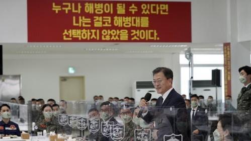 President Moon Jae-in speaks to Marines over a meal in the southeastern city of Pohang on Oct. 1. (Yonhap)