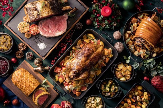 Grand Hyatt Seoul’s Christmas “to-go” dining consists of roasted turkey, beef wellington, roasted chicken, slow-roasted ribeye, mushroom soup, grilled vegetables, and mashed potatoes. (Grand Hyatt Seoul)