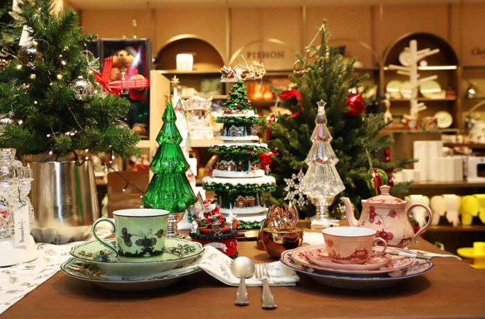 Winter vibe tableware and decor adds a final touch to Christmas home parties. (Shinsegae)
