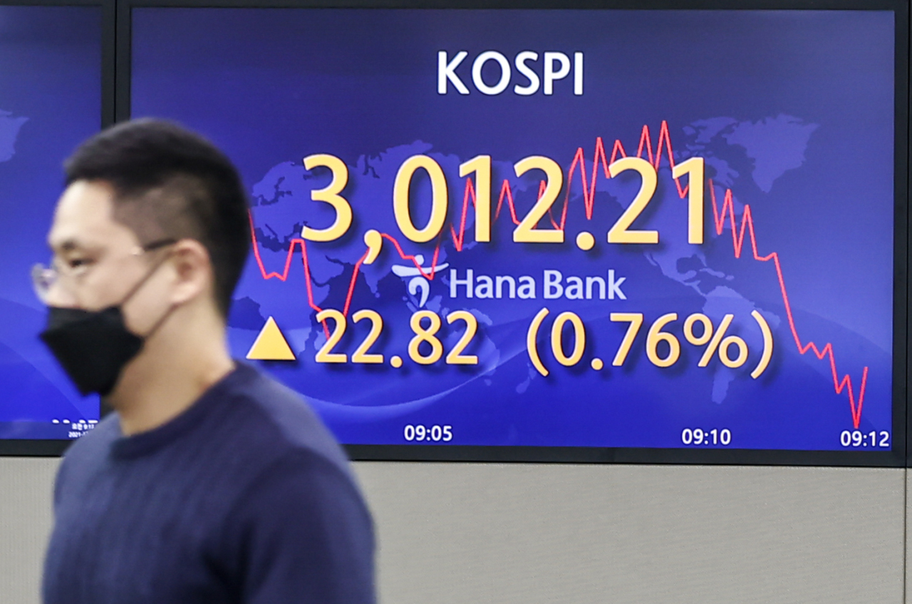 The benchmark Korea Composite Stock Price Index (Kospi) figures are displayed at a dealing room of a local bank in Seoul, Friday. (Yonhap)