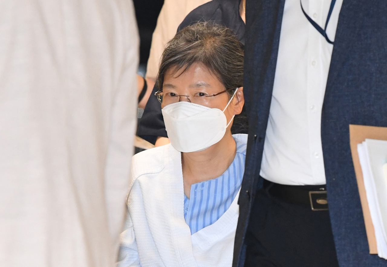 Detained former President Park Geun-hye enters Seoul St. Mary's Hospital in Seoul in a wheelchair on July 20. 2021, for treatment of a chronic illness. (Yonhap)
