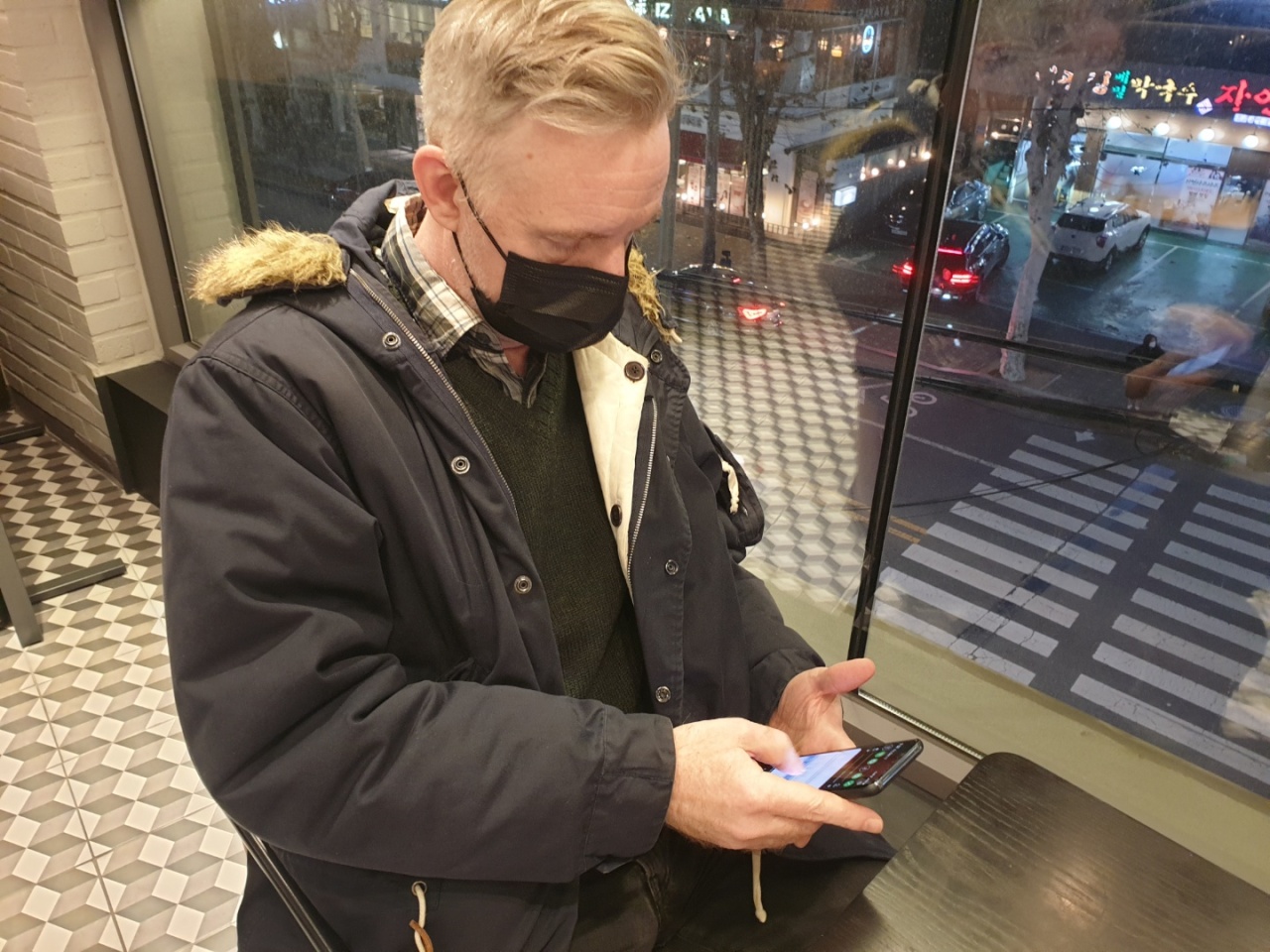 Hiram Piskitel, a 40-year-old American IT project manager at an international company located in Seoul, tries to open a bank account on Toss Bank’s mobile application. (Choi Jae-hee / The Korea Herald)