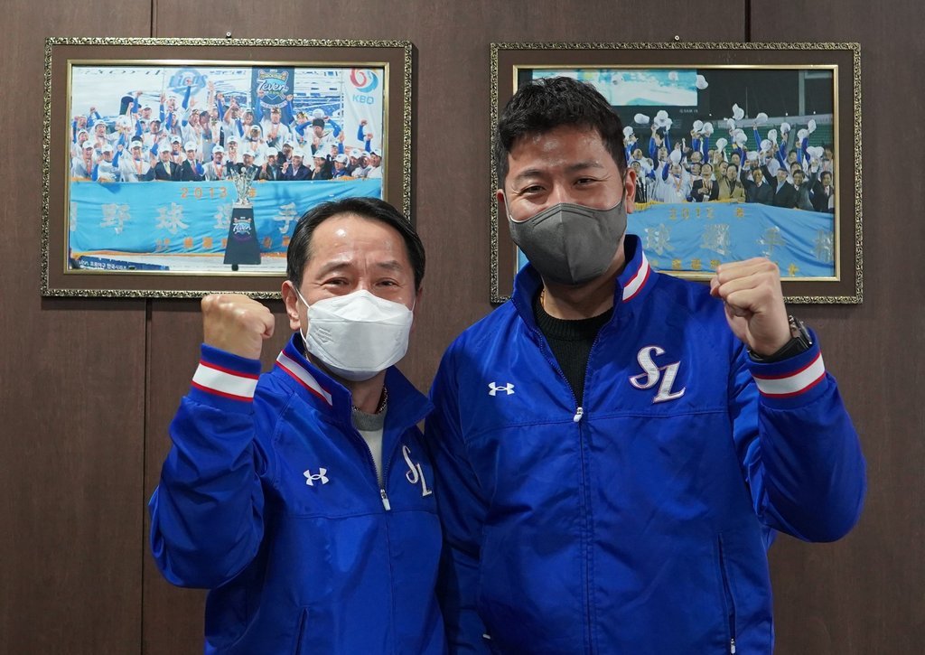 Samsung Lions' catcher Kang Min-ho (R) poses with the team's CEO Won Gee-chan after signing a new four-year contract with the team on Friday, in this photo provided by the Lions. (The Lions)