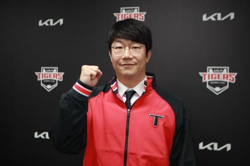 Yang Hyeon-jong of the Kia Tigers poses in the team jacket after signing a four-year contract on Friday, in this photo provided by the Tigers. (The Tigers)