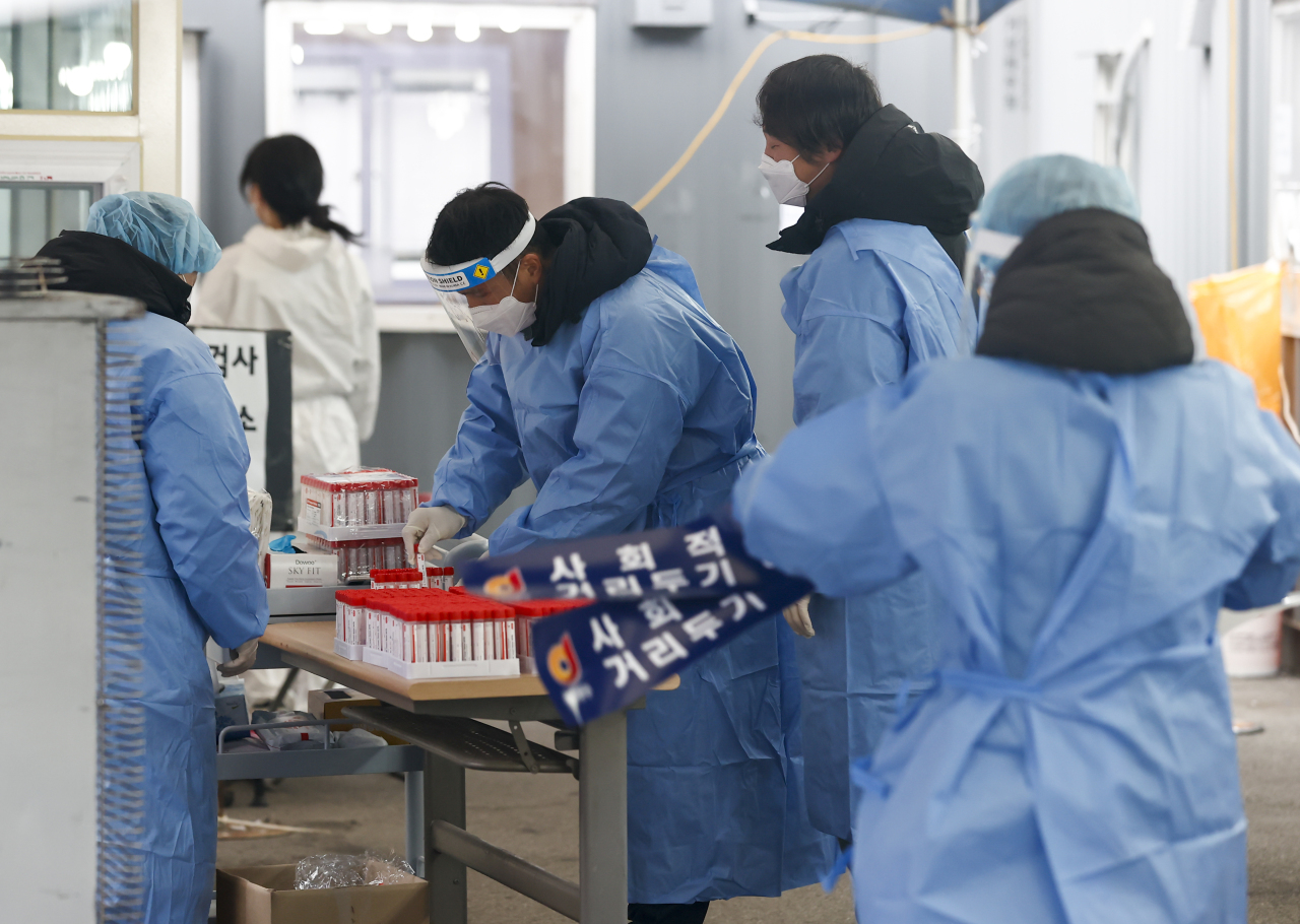 Medical staff prepare for COVID-19 tests at a screening clinic at Seoul Square on Friday. (Yonhap)