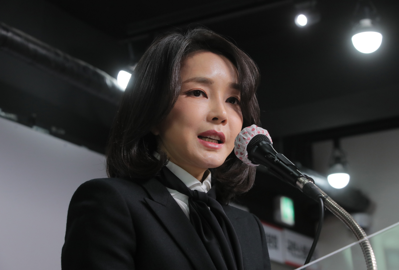 Kim Keon-hee, the wife of People Power Party presidential candidate Yoon Suk-yeol, speaks during a press conference at the party's headquarters in Seoul on Sunday. (Yonhap)